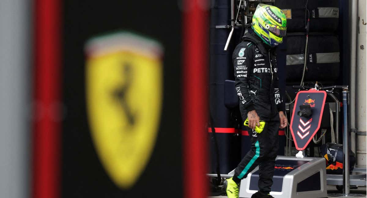 Hamilton, con el logo de Ferrari difuminado./REUTERS
