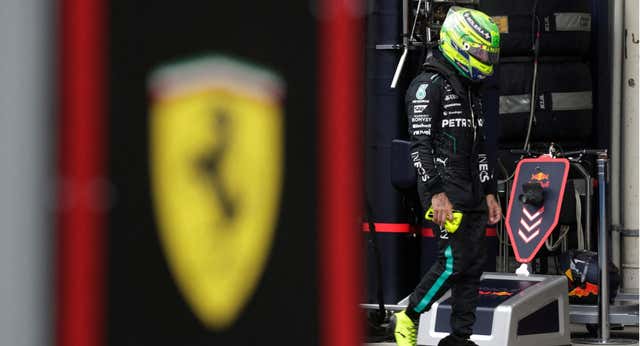 Lewis Hamilton ya tiene su alfombra roja en Ferrari  antes de aterrizar: “Es como el Papa, le están dando las llaves de Maranello”