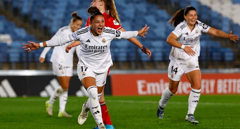 Carla Camacho celebrando su gol ante el Twente.