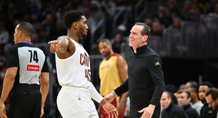 El jugador de los Cavs Donovan Mitchell hablando con el técnico Kenny Atkinson.