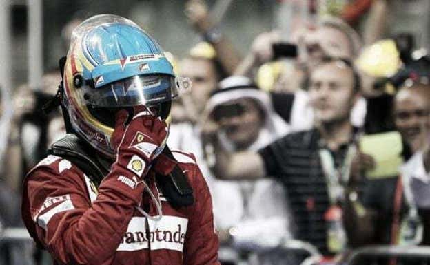 Alonso, roto en Abu Dabi 2010. AFP