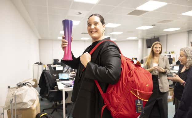 Paula Leitón, con la mochila directa de su partido a Relevo x Change. SALVA FENOLL