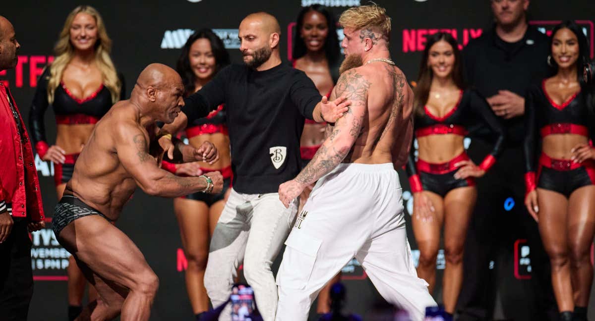 Mike Tyson y Jake Paul, durante el pesaje previo a su combate.