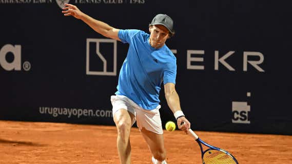 Diego Forlán golpea una derecha durante su debut en el tenis profesional. /EITAN ABRAMOVICH / AFP