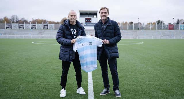 El viaje de Iniesta a Dinamarca no fue con la Selección: se marca un Piqué y compra un equipo de Tercera