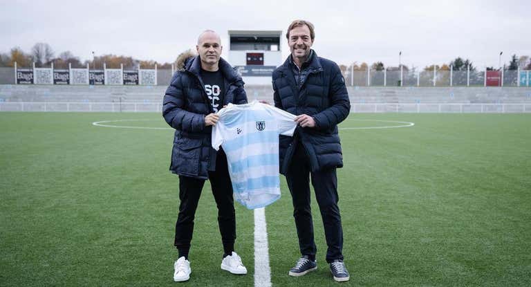 Iniesta con la camiseta del Helsingør.