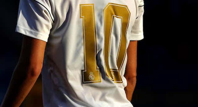 Un escudo del Real Madrid detonó la primera crisis en el Tacón tras el 9-1 ante el Barça: “En el club se mosquearon mucho”