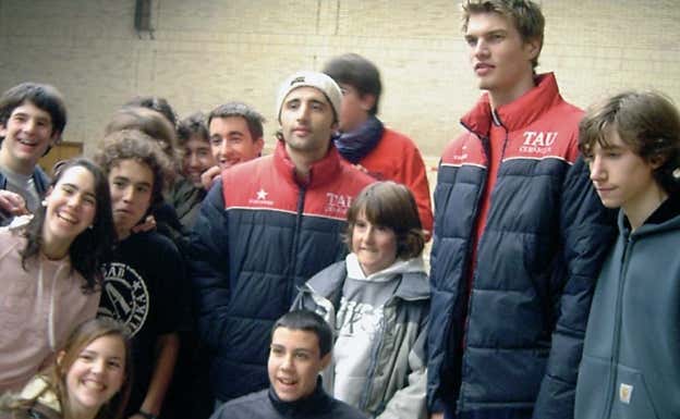 Splitter (derecha) y Erdogan (izquierda) posan junto a un grupo de niños en Corazonistas. CEDIDA