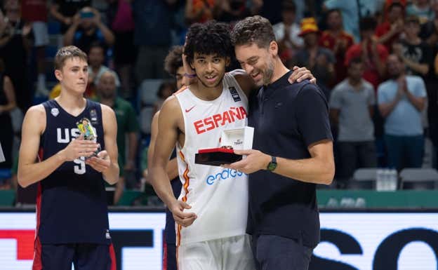 Almansa recibe el MVP del Mundial Sub-17 de Málaga en 2022 de manos de Pau Gasol. ARCHIVO.