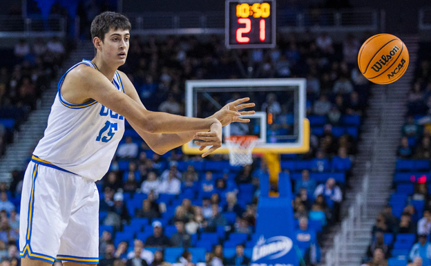 Aday Mara durante un partido con UCLA. EFE.