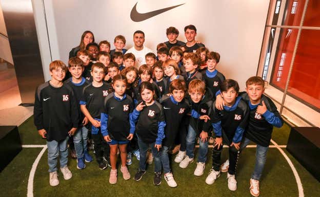 Rodri y un grupo de canteranos con el dorsal 16, su número de siempre. Nike