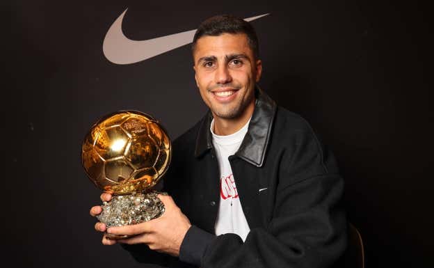 Rodri posa con el Balón de Oro en la tienda de Nike. Nike