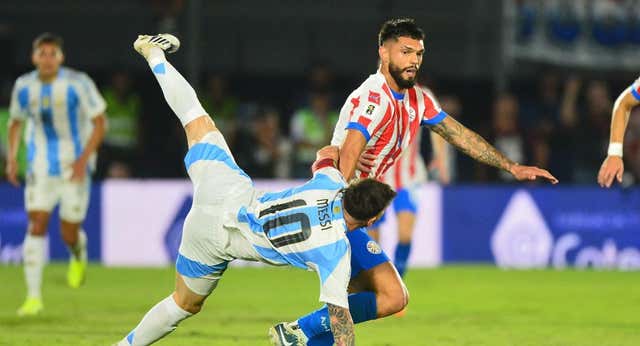 Alderete tumba a la Argentina de un Messi desaparecido