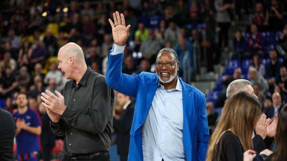 Audie Norris saluda en un partido de la ACB en el Palau entre el Barça y el Baxi Manresa/Getty Images