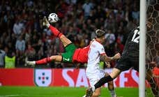 Una chilena y un nuevo récord de Cristiano impulsan a Portugal contra Polonia