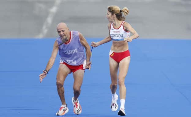 Mia Carol tropieza y Elena Consost corre en su auxilio. EFE