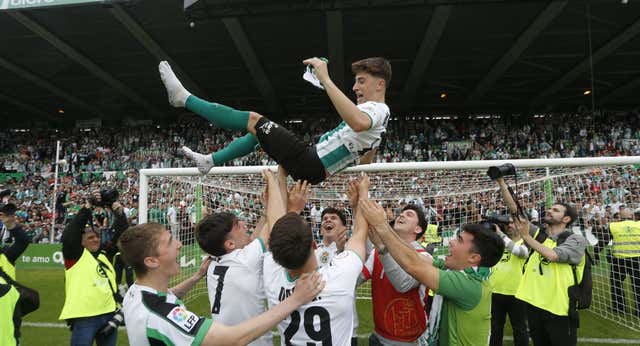 El añorado ascenso, un íntimo amigo y la morriña tienen a Pablo Torre enganchado al Racing: “Siempre le digo a mi padre que no quiero volver con 34 años”