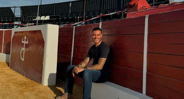 El premio a Raúl de Tomás como mejor jugador del mes esconde su situación límite con el Rayo y su afición: “¿Octubre?, ¿de qué año?”