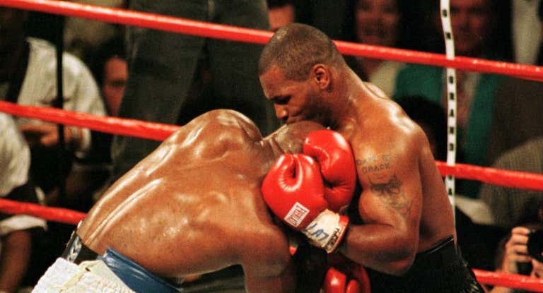 Momento en el que Mike Tyson le muerde la oreja a Holyfield.