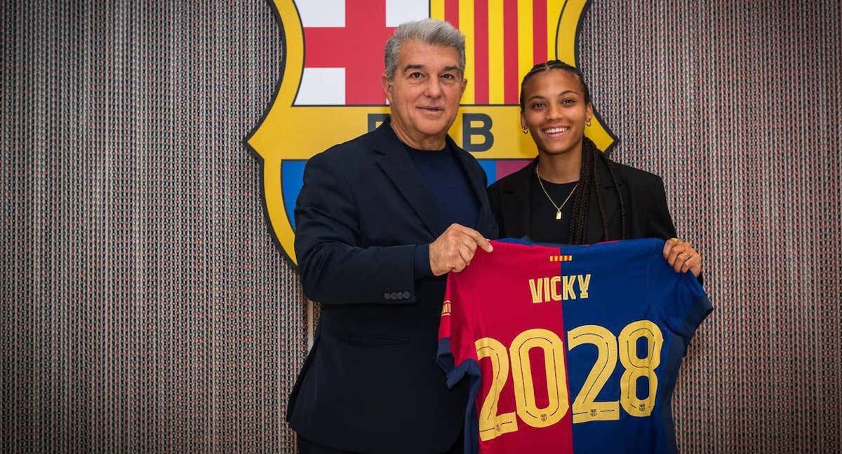 Joan Laporta y Vicky López posan con la camiseta del Barça tras la renovación de la futbolista.