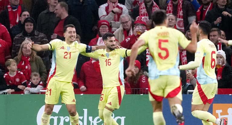 Los jugadores de la Selección celebran el gol de Oyarzabal.