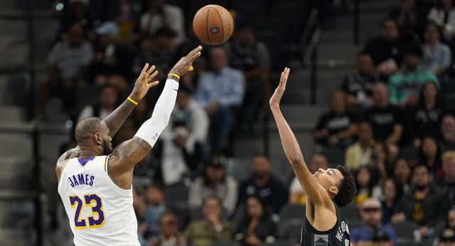El Rey domina al alien: LeBron James le recuerda a Wembanyama que todavía manda él en la NBA con un récord que todavía no había conseguido