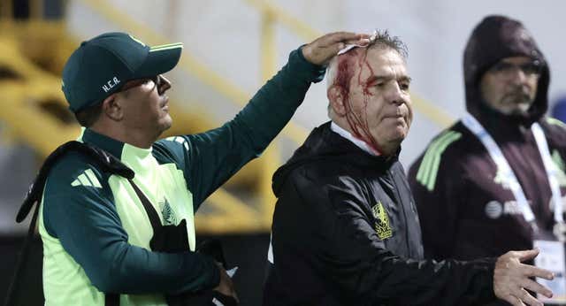 Javier Aguirre, agredido durante el Honduras – México con una lata de cerveza