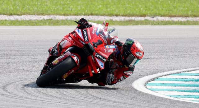 Pecco Bagnaia gana la última carrera al sprint y alarga la agonía de Martín al domingo