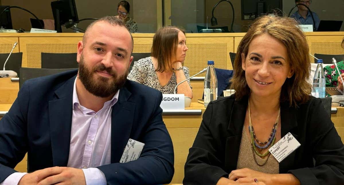 El nuevo director general de la CELAD, Carlos Peralta, junto a su antecesora en el cargo, Silvia Calzón, en el Consejo de Europa de Estrasburgo.
