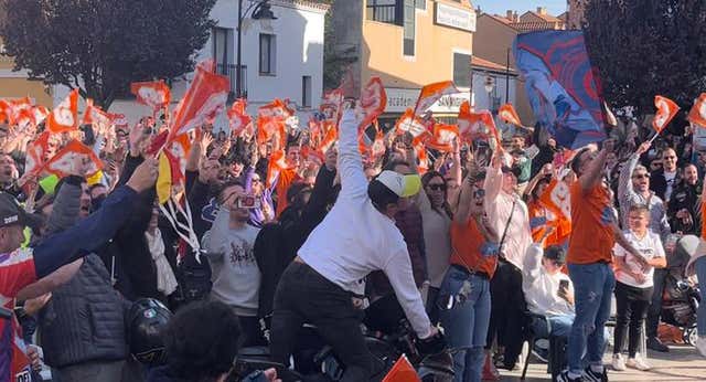 Éxtasis en casa de Jorge Martín entre cerveza, paella y derrapes: «Hoy San Sebastián de los Reyes era Montmeló»