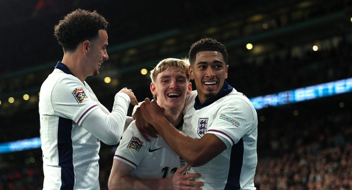 Bellingham celebra un gol con Inglaterra.
