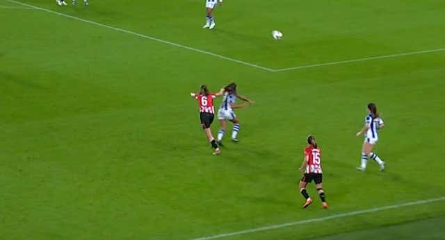 Una roja por tirón de pelo ensucia el derbi vasco de la Liga F y aúpa a la Real Sociedad