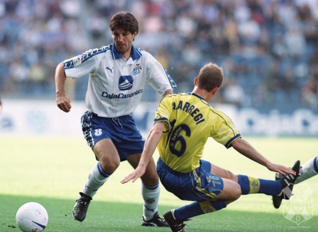 Chano sortea a Aitor Arregi, del Villarreal CD Tenerife