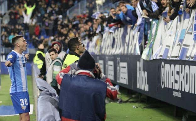 Jack Harper celebra un gol con La Rosaleda.  X