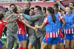 El Atlético revive tras una remontada de infarto y golpea al Real Madrid en 'su' Liga