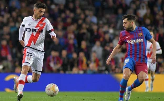 Mario Hernández encara a Jordi Alba en el Camp Nou.  CEDIDA