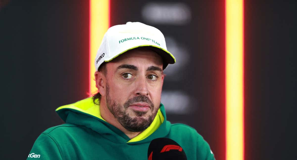 Alonso hablando con la prensa en el GP de México. /REUTERS/Carlos Perez Gallardo