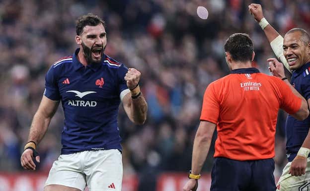 Jugadores franceses celebran la victoria ante los All Blacks.  Franck Fife