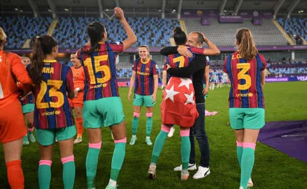 Jenni Hermoso se abraza a Lluís Cortés tras conquistar su primera Champions con el Barça.  FC Barcelona
