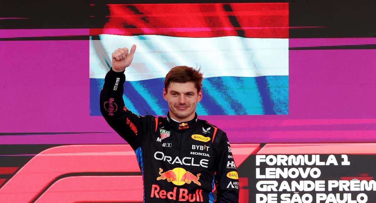 Max Verstappen el podio de Brasil. /REUTERS/Amanda Perobelli