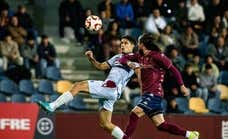 La primera vez que el Levante celebra una roja en contra: Calero juega con fuego y salva la alineación indebida de milagro