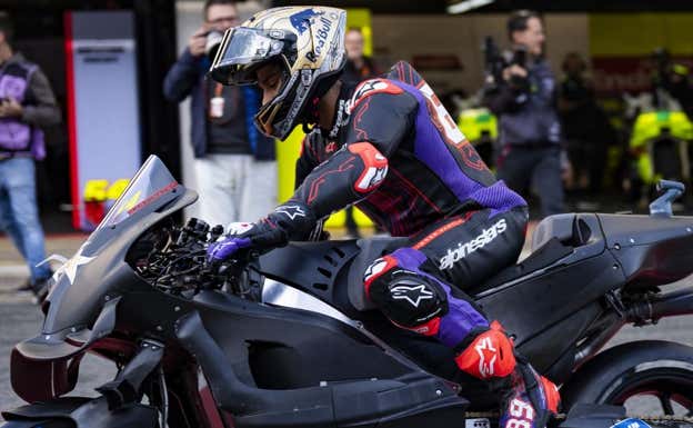 Jorge Martín prueba la Aprilia en Montmeló. Efe