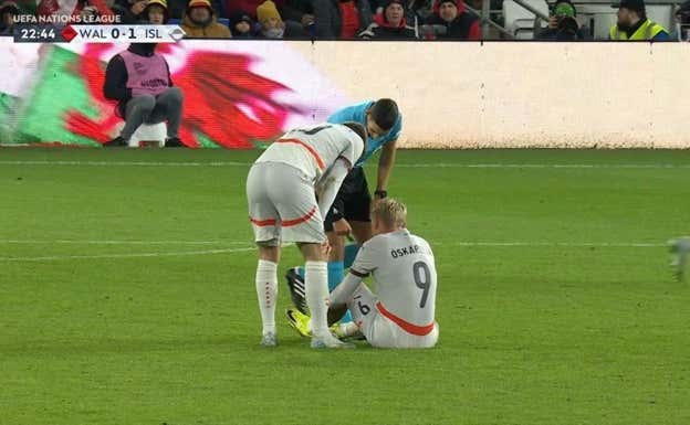 Óskarsson, en el momento de tirarse al suelo.  CAPTURA TV