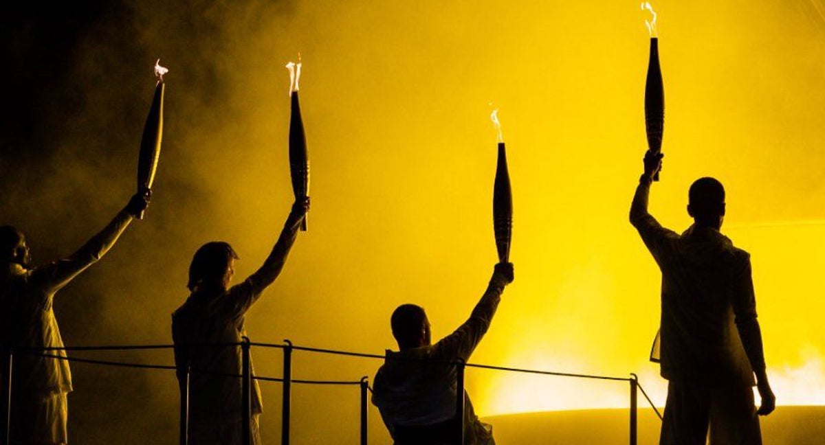El encendido de la antorcha olímpica en París.
