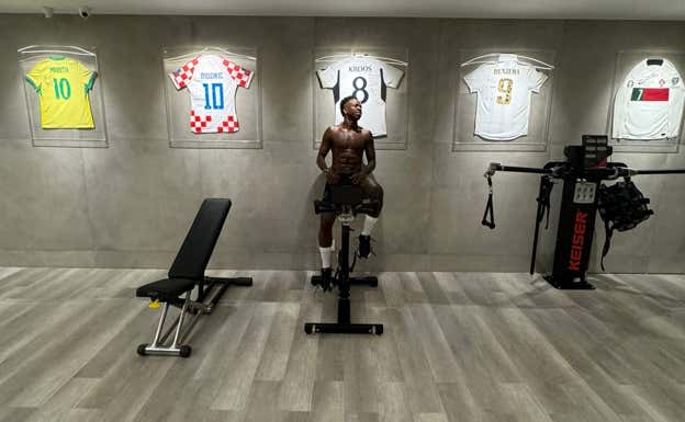 Vinicius, en su gimnasio, con la camiseta de Marta a la izquierda del todo.  VINICIUS JUNIOR
