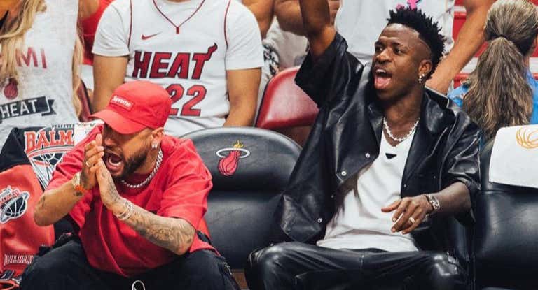 Neymar Jr. y Vinicius durante un partido NBA de los Miami Heat.