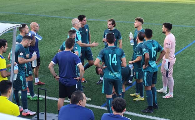 Josip Visnjic da órdenes a sus jugadores, con Luis Ortiz en segundo plano.  CEDIDA