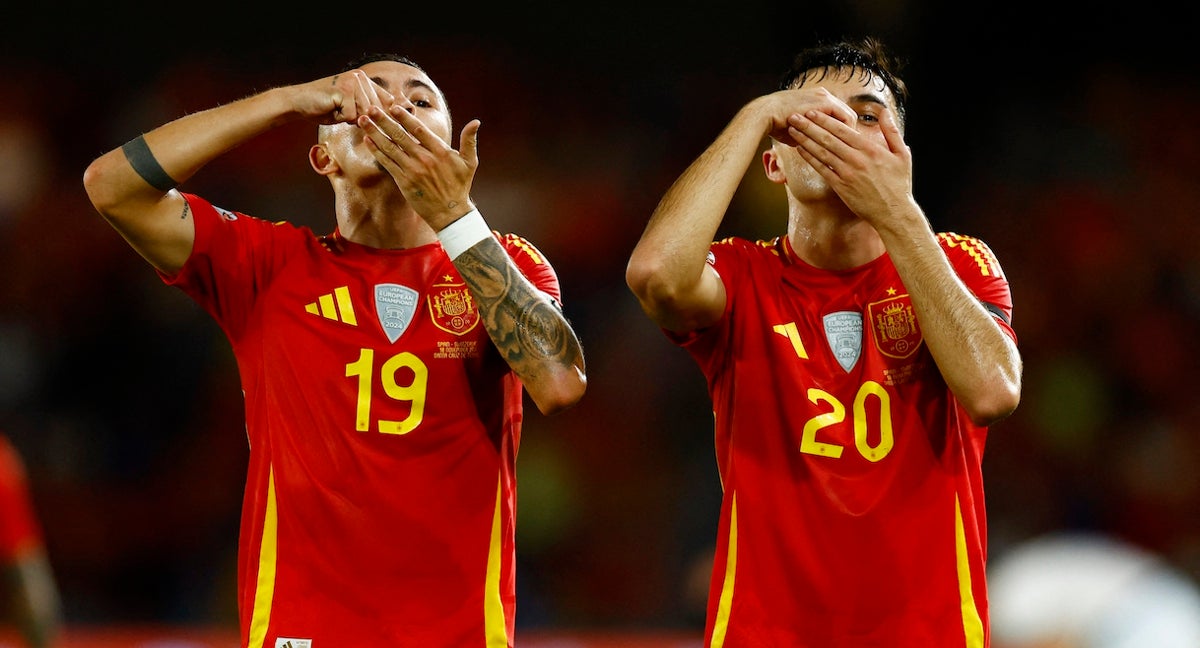 Pedri y Yeremy Pino celebran un gol con la Selección española.