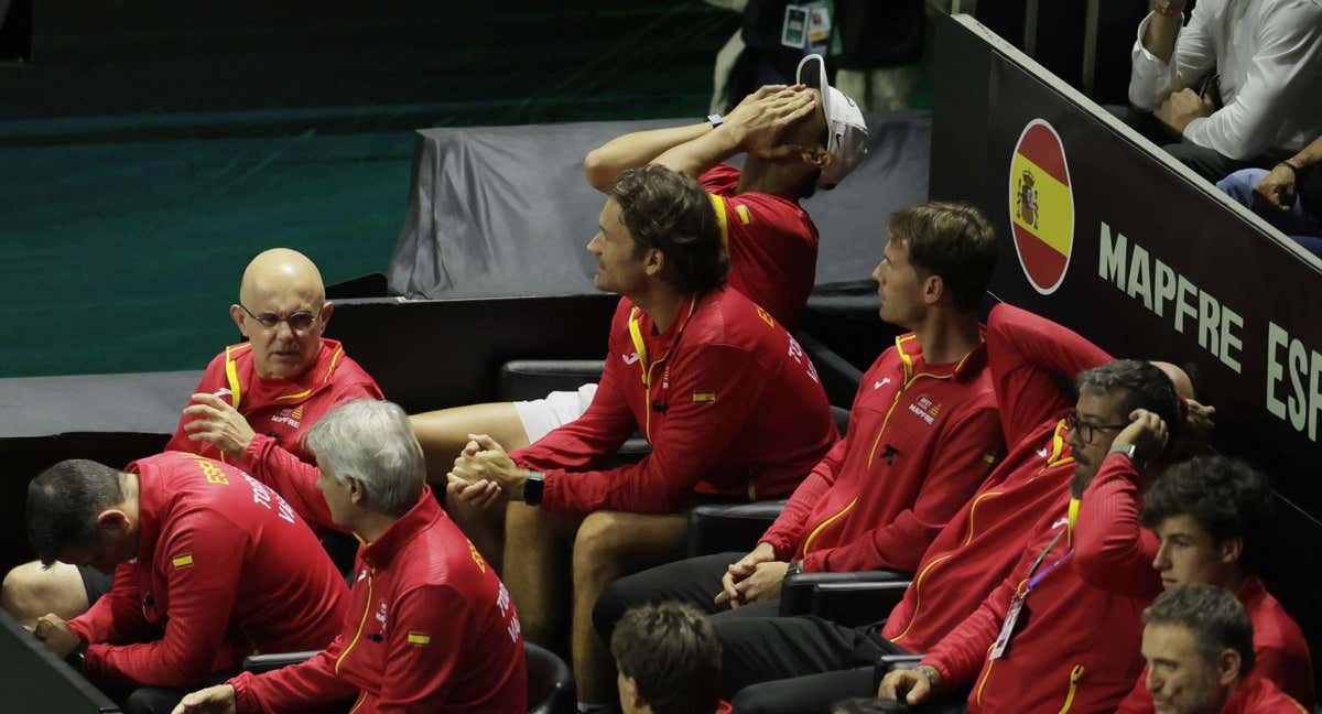 Rafael Nadal se lamenta durante el partido de dobles en las Finales de la Copa Davis.