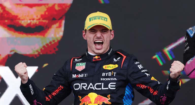 Verstappen, celebrando su remontada en Brasil.